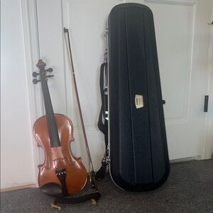 Elegant Brown 2002 Yamaha V7 size 4/4 Violin with Black Case